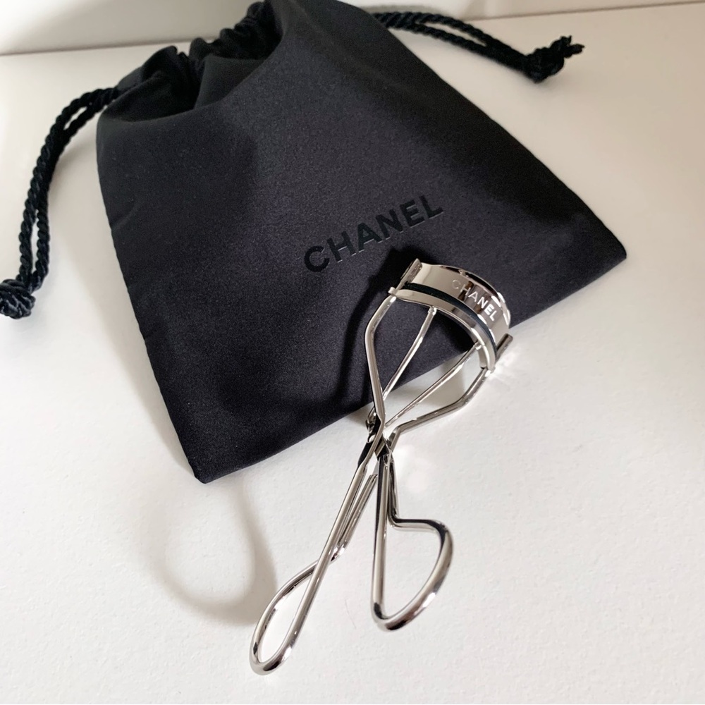 Hold NWOT Chanel eyelash curler with drawstring dust pouch - Picture 5 of 16